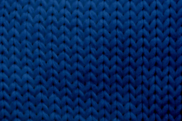Klasszikus kék tónusú kötött sál szöveggel. Close up trendi 2020 színes pantone — Stock Fotó