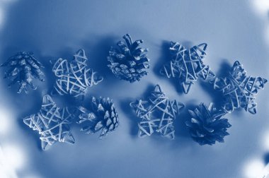 Yılbaşı yıldızları ve ışıklı koniler. Klasik mavi tonlama eğilimi 2020 yıllık renk