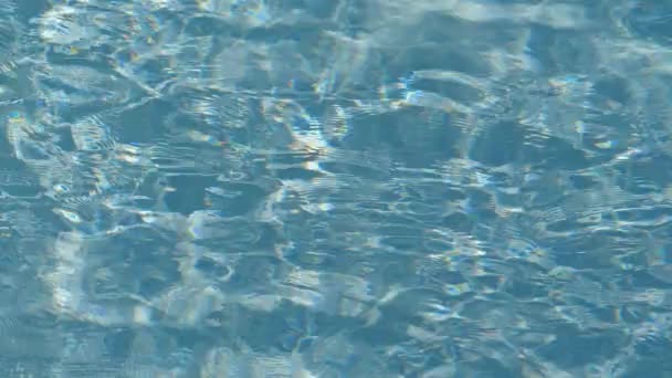 Acqua blu puro in piscina con riflessi di luce. Movimento video 4k 3840x2160 — Video Stock