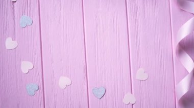 Kurdele ve konfeti kalp şeklinde pembe ahşap arka planda metnin için yer var. Sevgililer Günü 'nde video talebi, anneler günü ya da doğum günü. Üst Görünüm Hd