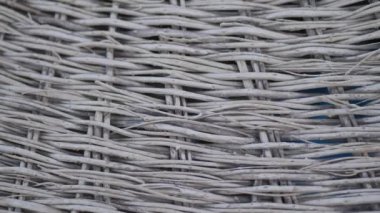 Rattan dekoratif mobilya malzemesi yakın çekim 4k 2160p 30fps Ultrahd eğik görüntü - Doğal hasır yapay konteyner dokusu yavaş eğim 3840x2160 Uhd video