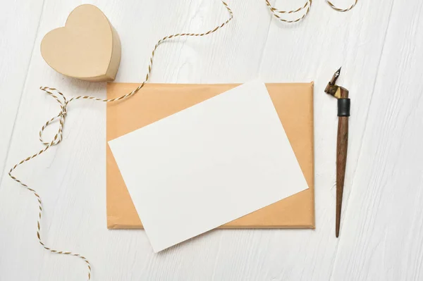 Mockup Lettera con biglietto di auguri a penna calligrafica per San Valentino o matrimonio in stile rustico con posto per il testo. Posa piatta, vista dall'alto — Foto Stock