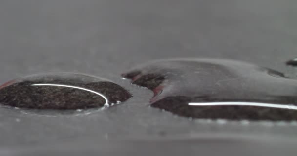 Gouttes d'eau fond, gouttes d'eau sur le sol. Macro 4K 2160p 24fps séquences de cinéma 4096X2160 vidéo — Video