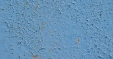 Üzerinde çizikler ve çatlaklar olan metal mavi duvar dokusu. yumuşak kamera hareketi ve metin için yer. Hareket 4k video, 4096x2160 görüntü