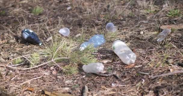 Contaminación plástica del medio ambiente. Botellas de plástico y otros residuos no degradables entre la hierba. Movimiento 4k video, 4096x2160 metraje — Vídeos de Stock