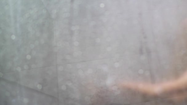 Close up vídeo em câmera lenta de jovem derramando xampu na mão no chuveiro. Motion 4k vídeo, 3840x2160 imagens — Vídeo de Stock