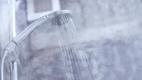 Gotas de agua en el cabezal de ducha. movimiento 4k material de archivo de vídeo, 3840x2160, 25p — Vídeos de Stock