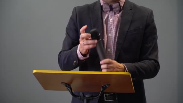 Naht die Hände eines männlichen Redners, während er eine Rede hält und etwas erklärt. Geringe Schärfentiefe, selektiver Fokus. Full HD Video Motion, 1920x1080 — Stockvideo