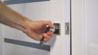 Erkek adam eli ofisin kapısını açar. Otel konsepti. Adam apartman yaşam tarzının kapısını açıyor. Video 4k hareketi, 3840x2160 Prores 4444