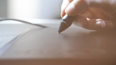 Dijital tablete kurşun kalemle el çizimi yakın plan. Makro manzara. Grafik tablet üzerinde çalışan profesyonel rötuş. Video 4k hareketi, 3840x2160 Prores 4444