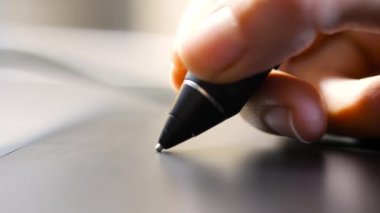 Dijital tablete kurşun kalemle el çizimi yakın plan. Makro manzara. Grafik tablet üzerinde çalışan profesyonel rötuş. Video 4k hareketi, 3840x2160 Prores 4444