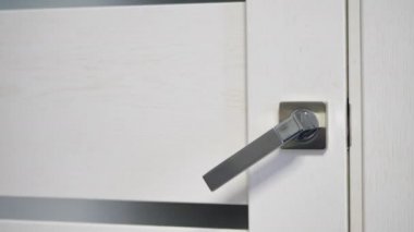 Erkek adam, kapıyı açar. Ofisten içeri girer. Otel konsepti. Adam apartman yaşam tarzının kapısını açıyor. Video 4k hareketi, 3840x2160 Prores 4444