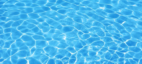 Fundo de água, ondulação e fluxo com ondas. Padrão de piscina azul verão. Mar, superfície oceânica. Visão superior aérea com lugar para texto. Bandeira panorâmica — Fotografia de Stock