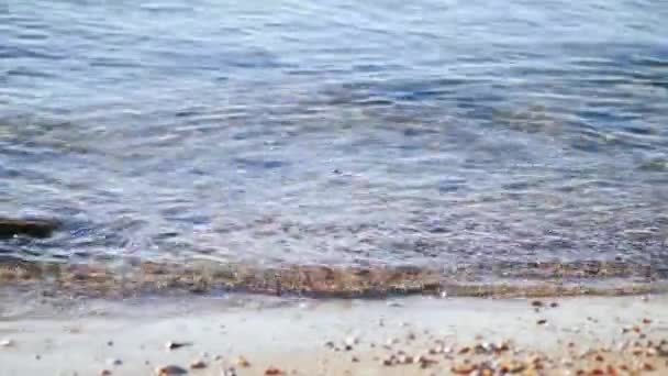 Feche Onda Praia Praia Com Pedras Seixos Foco Suave — Vídeo de Stock