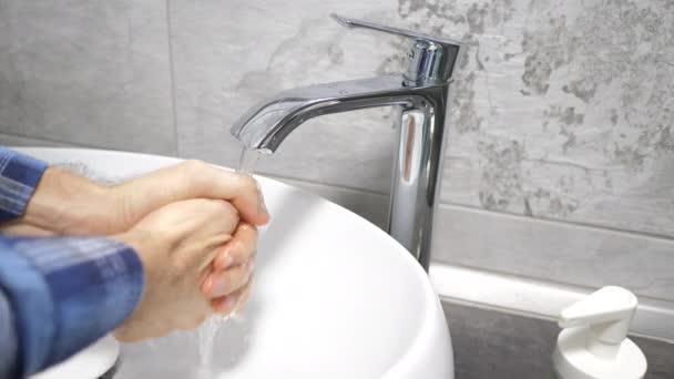 Man Wast Zijn Handen Badkamer Met Water Zeep Schuim Het — Stockvideo