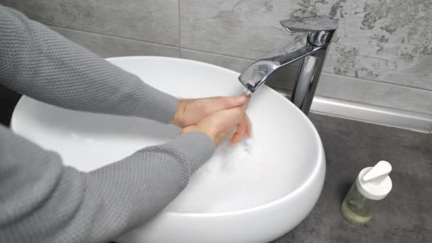男子用水 肥皂和泡沫在浴室洗手 洗手很重要 这样才能避免感染日冕病毒之类的病毒 — 图库视频影像