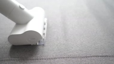 Daire ve ofis temizliği kavramı. Kuru temizleme işçisi evdeki kanepenin pisliğini temizliyor. 4k video hareketi 3840x2160