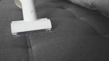 Daire ve ofis temizliği kavramı. Kuru temizleme işçisi evdeki kanepenin pisliğini temizliyor. 4k video hareketi 3840x2160