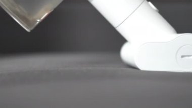 Daire ve ofis temizliği kavramı. Kuru temizleme işçisi evdeki kanepenin pisliğini temizliyor. 4k video hareketi 3840x2160