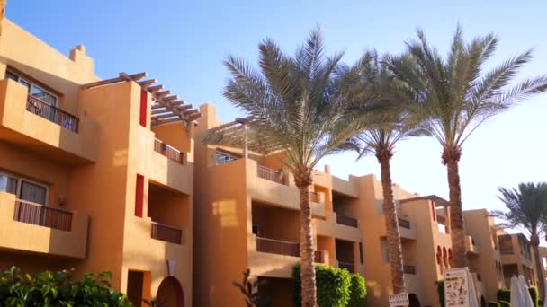 Edificios de arquitectura y palmeras en Egipto hotel en un día soleado. Panorama ver video motion Full HD material de archivo. 1920x1080 — Vídeos de Stock