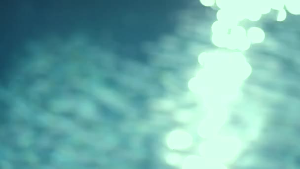 Καθαρό μπλε νερό στην πισίνα με φωτεινές αντανακλάσεις και καυστική σε ηλιόλουστη μέρα. Καθαρό νερό σε βίντεο Full HD σε ProRes 1920x1080 — Αρχείο Βίντεο