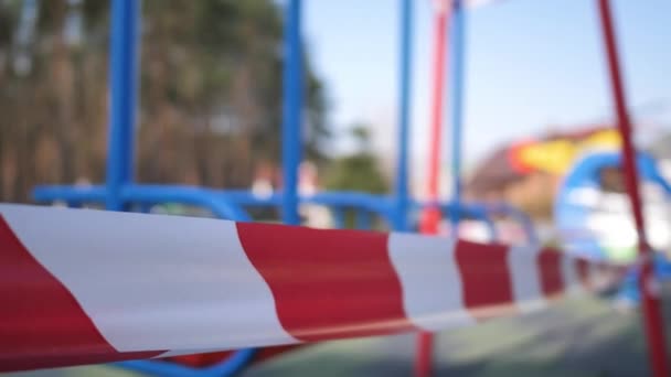 Zamknięty plac zabaw i boisko sportowe dzięki kwarantannie COVID-19 Coronavirus. Zapobieganie wystąpieniu pandemii — Wideo stockowe