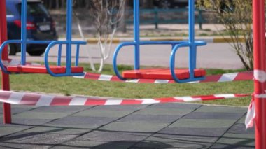 COVID-19 Coronavirus karantinası nedeniyle oyun alanı ve spor alanı kapalı. Salgını önlemek için tedbirleri önle