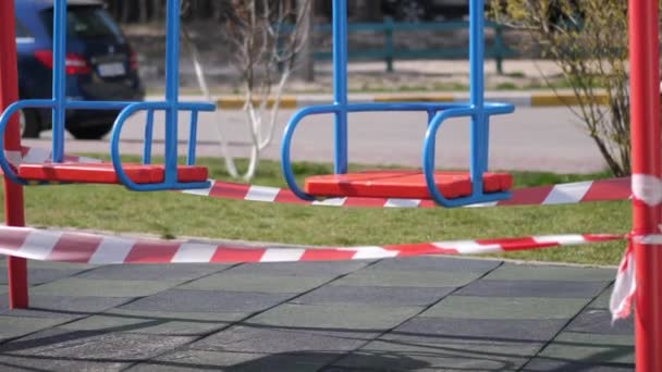 Afgesloten speeltuin en sportterrein door quarantaine COVID-19 Coronavirus. Voorkomen van pandemie — Stockvideo