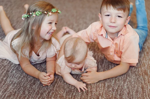 Kleine Kinder hängen zusammen und lächeln im Studio auf dem Boden — Stockfoto