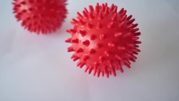 Rote Kugeln sind Attrappen, die wie Virenzellen auf weißem Hintergrund aussehen. Dies ist Bild der Coronavirus-Krankheit covid-19 Infektion medizinisch. Videomaterial Full HD — Stockvideo