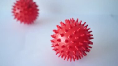 Kırmızı toplar beyaz arka planda virüs hücresi gibi görünen bir model. Bu Corona Virüsü Hastalığı covid-19 enfeksiyonu tıbbi görüntüsü. Video görüntüleri Tam HD