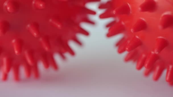 Red balls est une maquette qui ressemble à une cellule virale sur fond blanc. Ceci est l'image de la maladie à virus corona covid-19 infection médicale. Vidéo en Full HD 