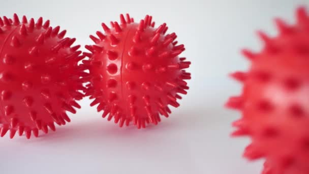 Las bolas rojas son maquetas que parecen células virales sobre fondo blanco. Esta es la imagen de la enfermedad del virus corona covid-19 infección médica. Imágenes de vídeo Full HD — Vídeo de stock