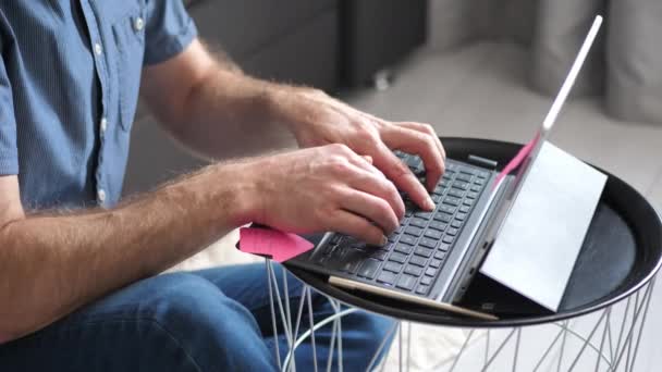 Jovem Confiante Sentado Seu Sofá Casa Abre Começa Usar Laptop — Vídeo de Stock