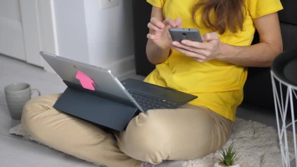 Closeup Jonge Zakenvrouw Surfen Internet Telefoon Het Werk Plaats Portret — Stockvideo