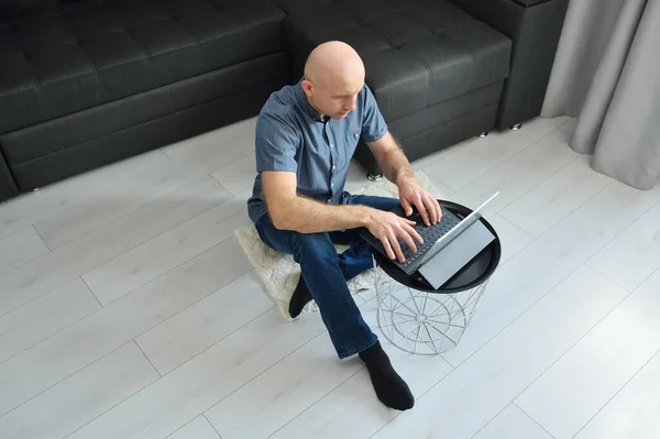 Young Man Casual Clothes Sitting Floor Working His Laptop Computer — Stock Photo, Image