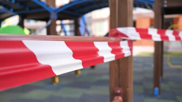 Geschlossen Spielplatz und Sportplatz wegen Quarantäne COVID-19 Coronavirus. Maßnahmen zur Vermeidung einer Pandemie verhindern — Stockvideo