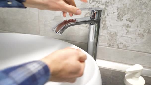 Uomo che lava le mani in bagno con acqua, sapone e schiuma. È importante lavarsi le mani per evitare virus come il virus della corona — Video Stock