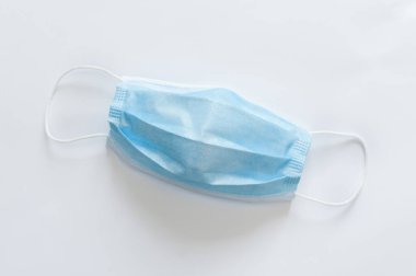 Beyaz arkaplanlı koruyucu tıbbi yüz virüs maskesi. Mesajınız için yer var. Coronavirus Koruması