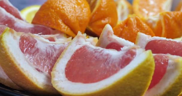 Grapefruit met plakjes op de plaats Achtergrond — Stockvideo