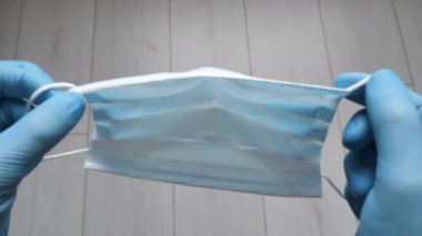 Doktor ya da hemşire koruyucu bir maske takar. Koronavirüs, Covid-19, kirlilik, virüs ve gribe karşı yüz maskesi koruması. Sağlık ve Cerrahi Konsept