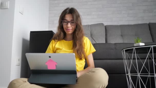 Blanke vrouw die thuis werkt, documenten checkt op laptop. Blijf thuis, quarantaine op afstand. — Stockvideo