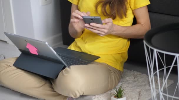 Primer plano joven mujer de negocios navegar por Internet en el teléfono en el lugar de trabajo. Retrato de mujer de negocios revisando el contenido del teléfono en línea en casa. freelancer femenina buscando teléfono en la oficina remota — Vídeo de stock