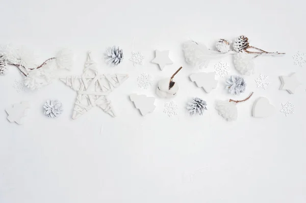 Bordure Creez Une Carte De Vœux De Noel Avec Cones De Noel Cœur Etoiles Fleurs De Coton Avec Place Pour Votre Texte Decorations Sur Un Fond En Bois Blanc Anniversaire Noel