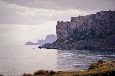 Kayalar Crimea'da sahilde. Deniz manzara