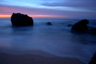 Sahilde günbatımı. Deniz manzara. Deniz günbatımı