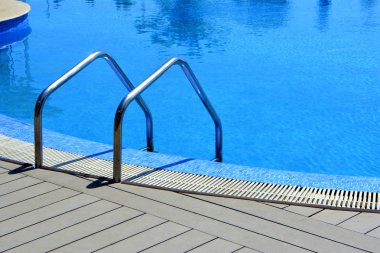 Otel havuzunda. Havuzda su