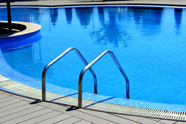 Otel havuzunda. Havuzda su