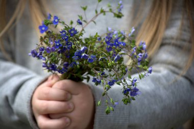Bir buket çiçek unutma tutan kız