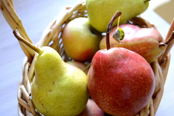 Pêras Cesto Frutos Outono — Fotografia de Stock